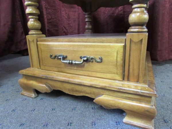 EARLY AMERICAN STYLE SIDE TABLE 