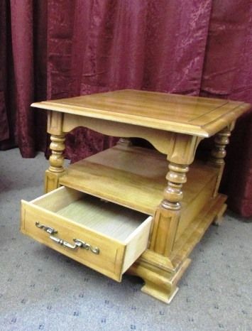 EARLY AMERICAN STYLE SIDE TABLE 