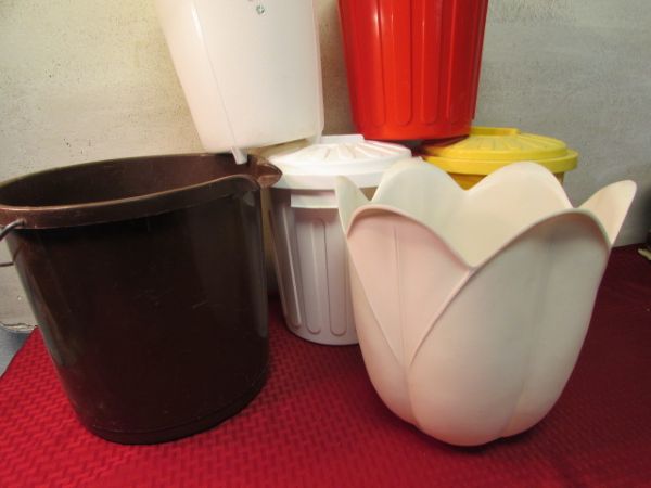 THREE SMALL TRASH CANS WITH LIDS, TWO SMALL CANS & A BUCKET