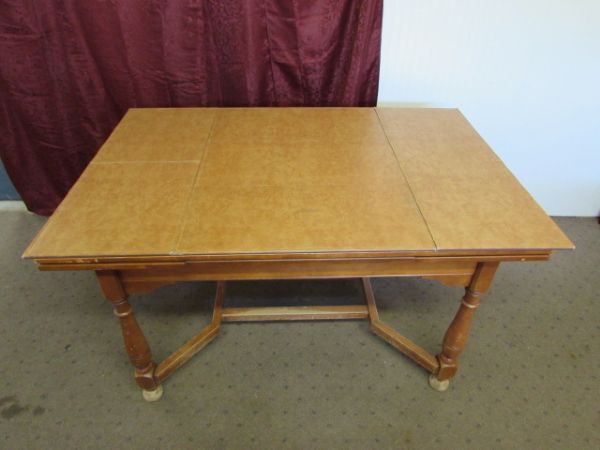 VINTAGE EARLY AMERICAN MAPLE TABLE