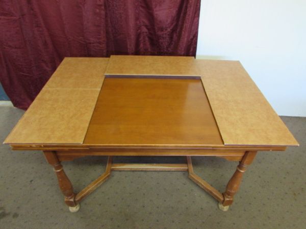 VINTAGE EARLY AMERICAN MAPLE TABLE