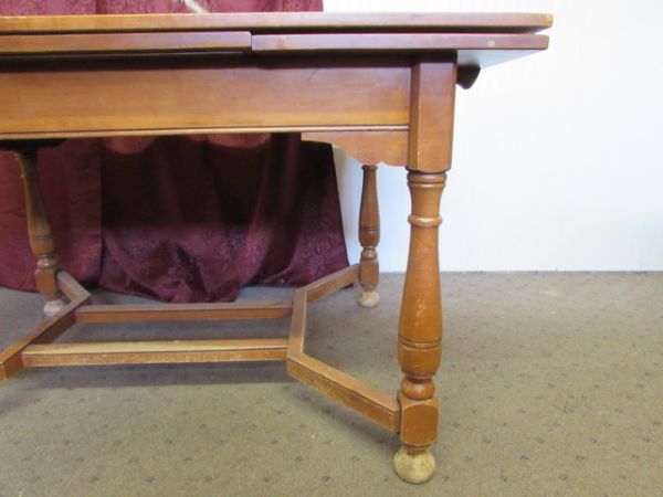 VINTAGE EARLY AMERICAN MAPLE TABLE