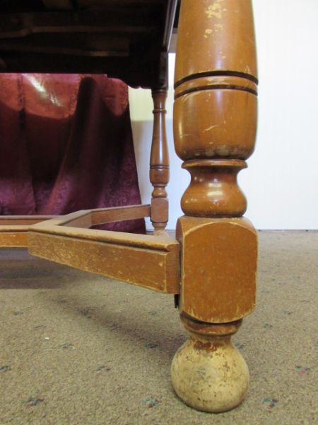 VINTAGE EARLY AMERICAN MAPLE TABLE