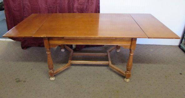 VINTAGE EARLY AMERICAN MAPLE TABLE