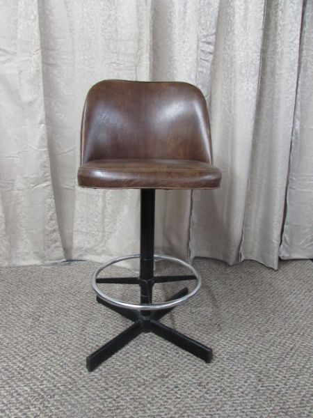 SWIVELING STOOl/CHAIR