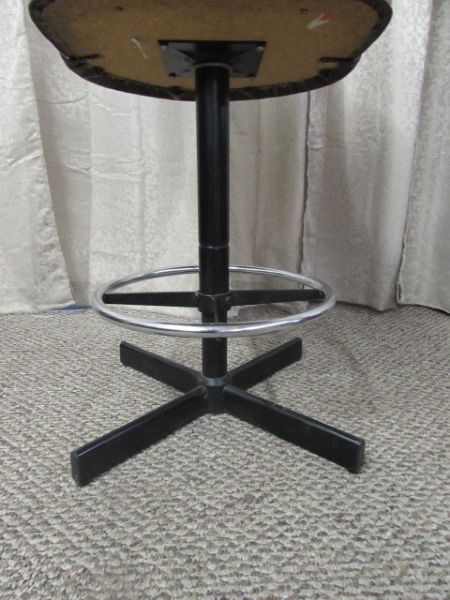 SWIVELING STOOl/CHAIR