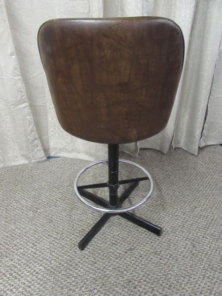 SWIVELING STOOl/CHAIR