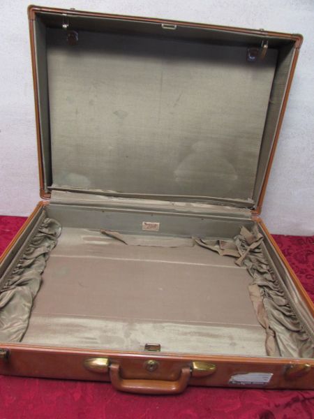 LARGE VINTAGE SAMSONITE SUITCASE