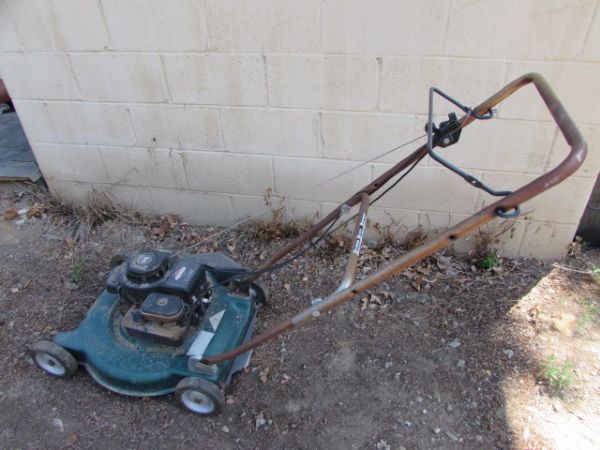 BRIGGS & STRATTON CLASSIC LAWN MOWER