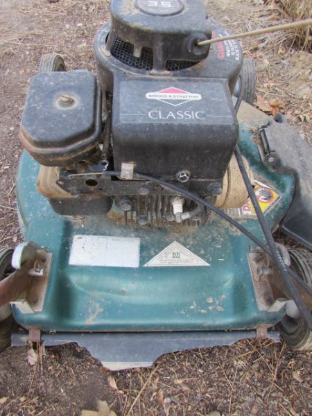 BRIGGS & STRATTON CLASSIC LAWN MOWER