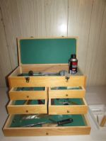 WOODEN CARPENTERS TOOL BOX WITH TOOLS & A DIOPTOMETER