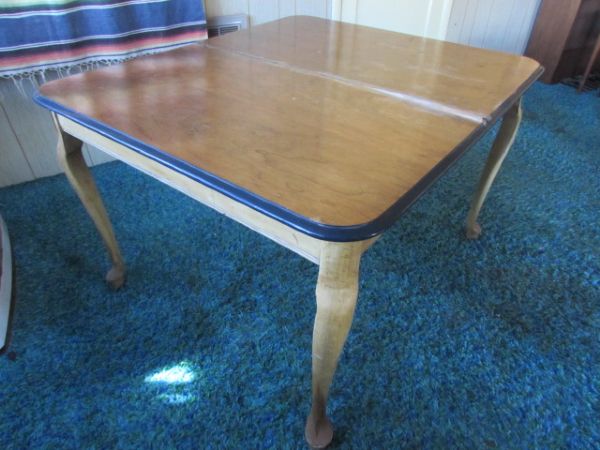 NICE SIZE KITCHEN TABLE WITH CARVED WOOD LEGS