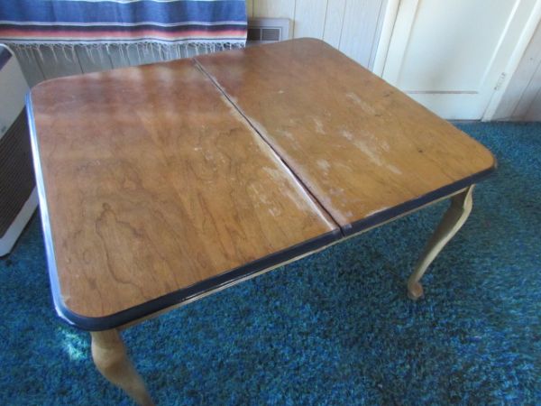 NICE SIZE KITCHEN TABLE WITH CARVED WOOD LEGS