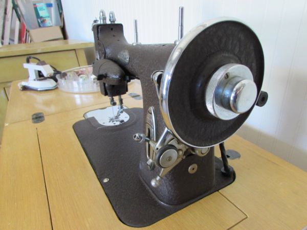 VINTAGE WHITE SEWING MACHINE IN CABINET