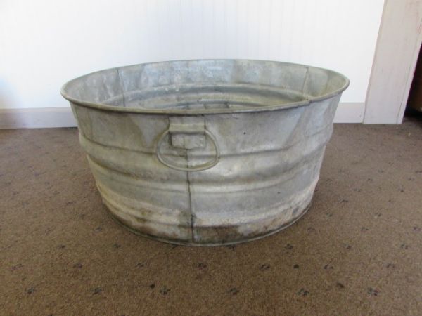 VINTAGE GALVANIZED WASHTUB & WOODEN CRATE