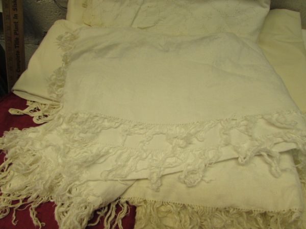 LARGE LOT OF BEAUTIFUL VINTAGE LINEN