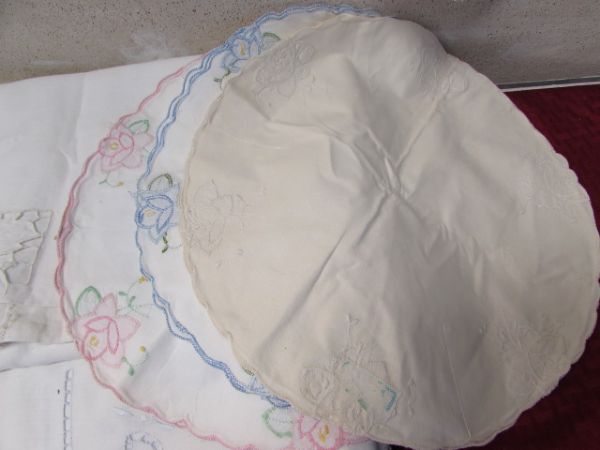 LARGE LOT OF BEAUTIFUL VINTAGE LINEN