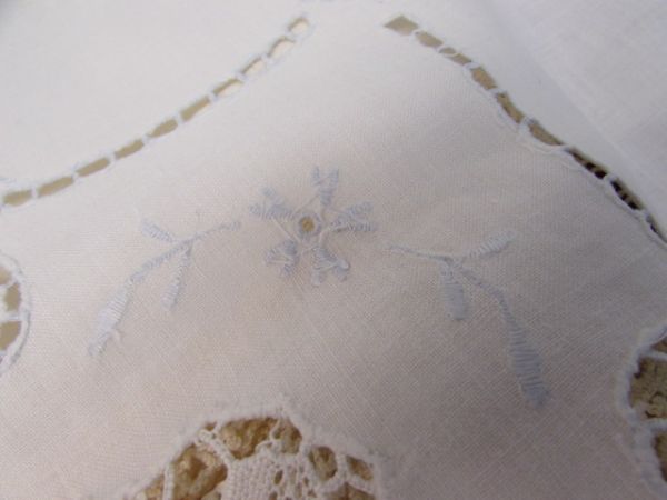 LARGE LOT OF BEAUTIFUL VINTAGE LINEN