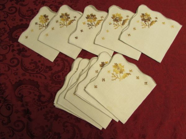 LOVELY HAND STITCHED VINTAGE LINEN NAPKINS