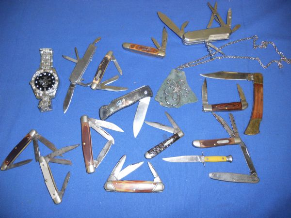 A HANDSOME LOT OF POCKET KNIVES.