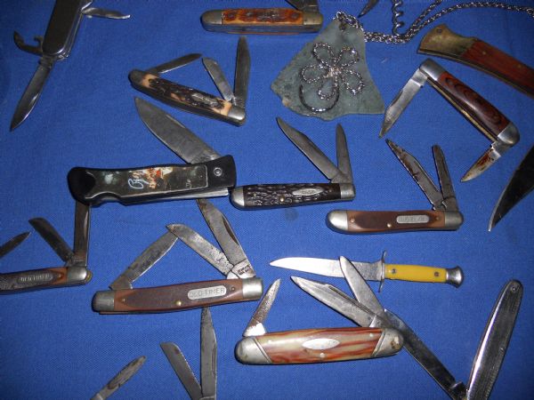 A HANDSOME LOT OF POCKET KNIVES.