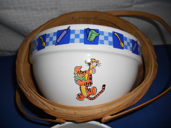 A STUNNING TREASURE CRAFT DISNEY 3 BOWL SET