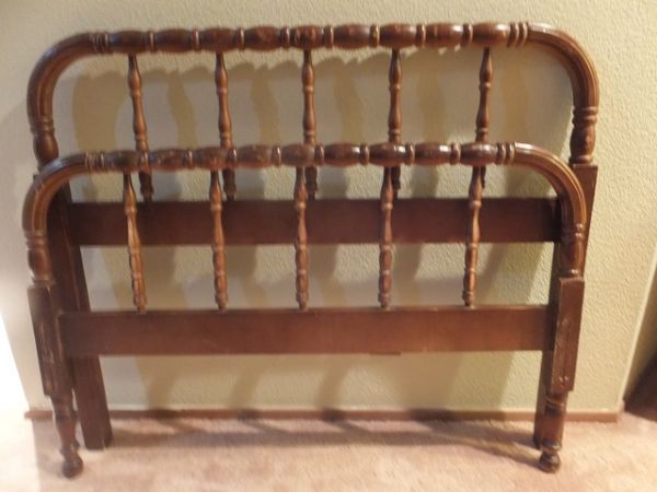 PRETTY ANTIQUE TURNED WOOD SINGLE BED WITH SIDE RAILS AND SLATS