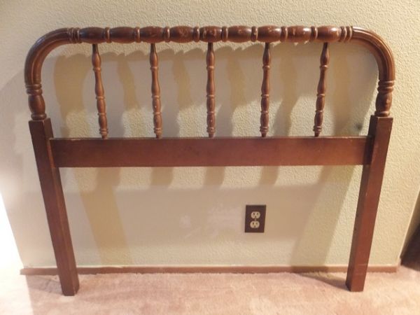 PRETTY ANTIQUE TURNED WOOD SINGLE BED WITH SIDE RAILS AND SLATS