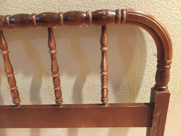 PRETTY ANTIQUE TURNED WOOD SINGLE BED WITH SIDE RAILS AND SLATS