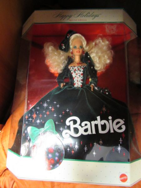 1991 HAPPY HOLIDAY BARBIE IN GREEN VELVET DRESS