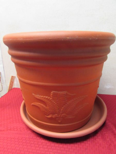 HUGE RUBBERMAID HEAVY PLASTIC POT