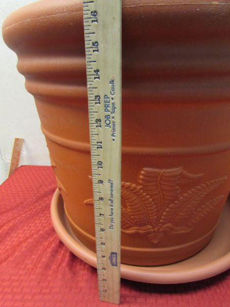 HUGE RUBBERMAID HEAVY PLASTIC POT