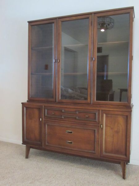 GORGEOUS HIGH QUALITY BASSETT FURNITURE CHINA HUTCH 