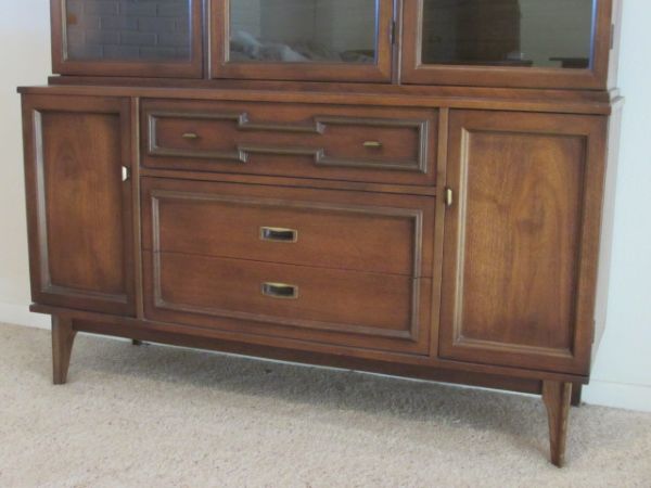 GORGEOUS HIGH QUALITY BASSETT FURNITURE CHINA HUTCH 