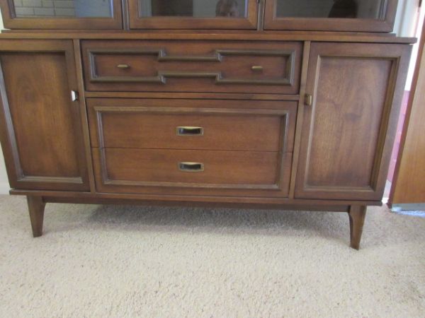 GORGEOUS HIGH QUALITY BASSETT FURNITURE CHINA HUTCH 