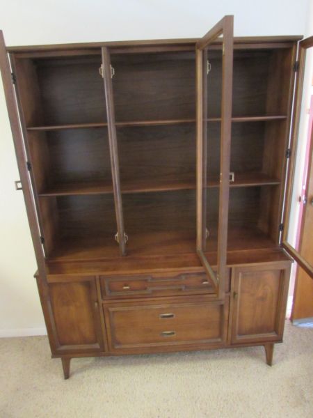 GORGEOUS HIGH QUALITY BASSETT FURNITURE CHINA HUTCH 