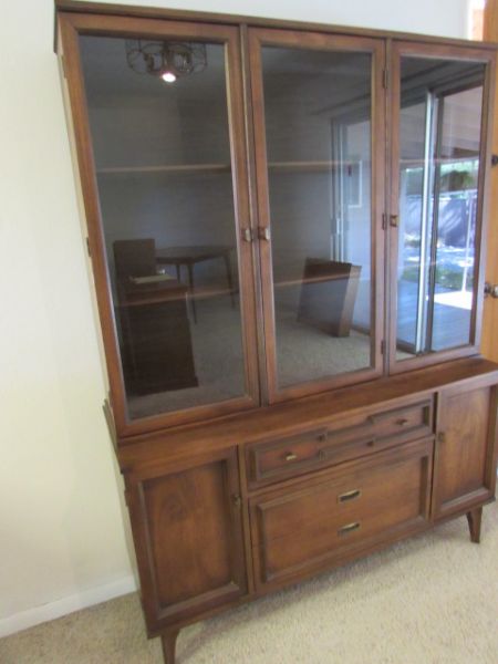 GORGEOUS HIGH QUALITY BASSETT FURNITURE CHINA HUTCH 