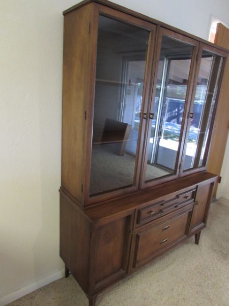 GORGEOUS HIGH QUALITY BASSETT FURNITURE CHINA HUTCH 