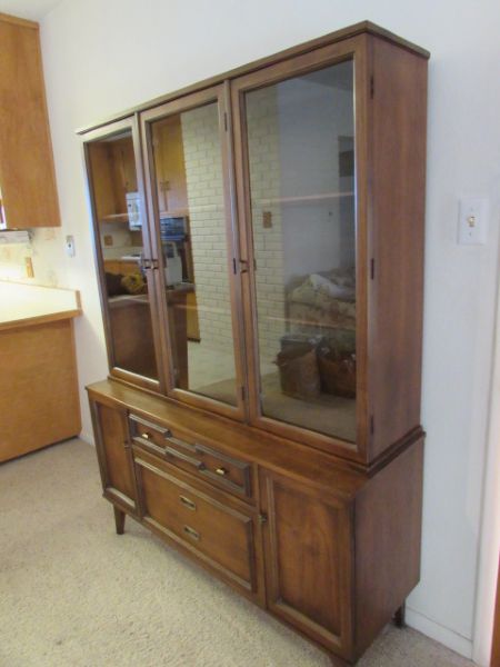 GORGEOUS HIGH QUALITY BASSETT FURNITURE CHINA HUTCH 