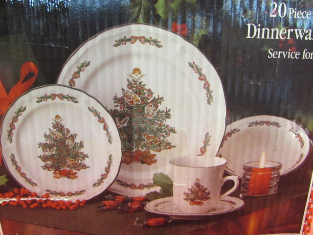 Lot Detail - Holly & Lace 20 Piece Dinnerware Set