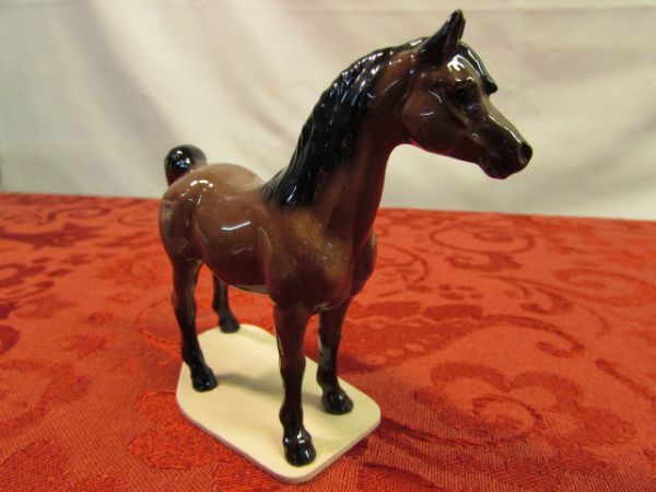 BEAUTIFUL HAGEN-RENAKER COLLECTABLE PORCELAIN HORSE FIGURINE 