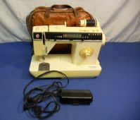 SINGER SEWING MACHINE W/SOFT CASE