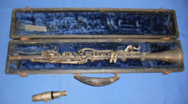 A VINTAGE FLUTE