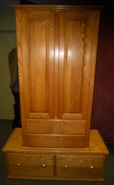 A HANDSOME OAK WARDROBE CABINET & DRAWERS ***THIS HAS A RESERVE***
