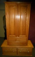 A HANDSOME OAK WARDROBE CABINET & DRAWERS ***THIS HAS A RESERVE***