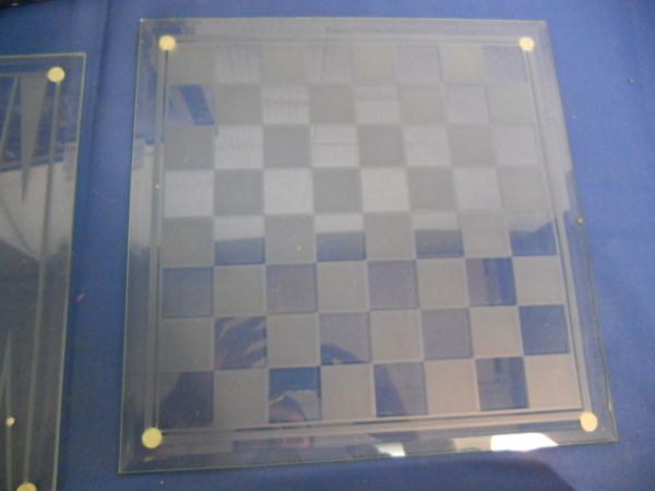 A GLASS 3 IN 1 GAME SET