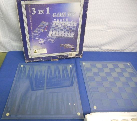 A GLASS 3 IN 1 GAME SET