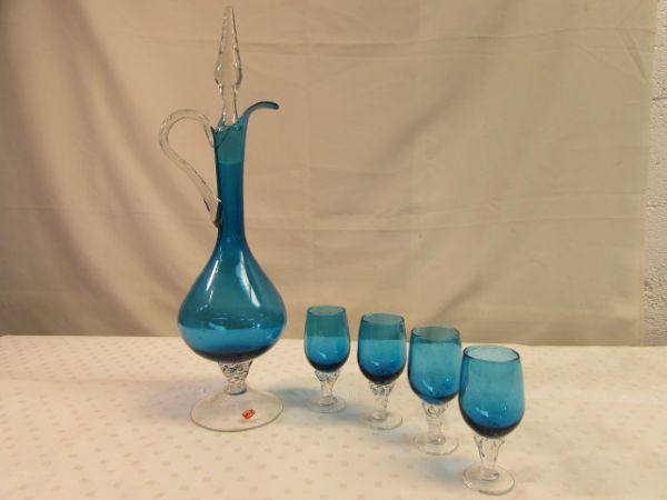 STUNNING VINTAGE BLUE ART GLASS DECANTER & 4 GLASSES