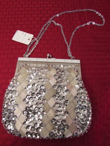 BEAUTIFUL VINTAGE  SILVER SEQUINS & BEADED EVENING PURSE