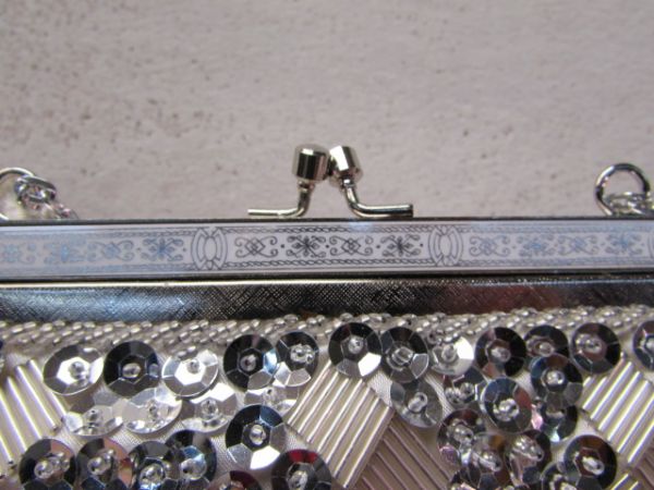 BEAUTIFUL VINTAGE  SILVER SEQUINS & BEADED EVENING PURSE